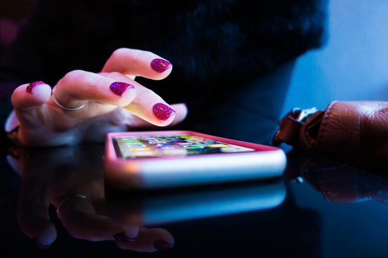 Mãos interagindo com o celular